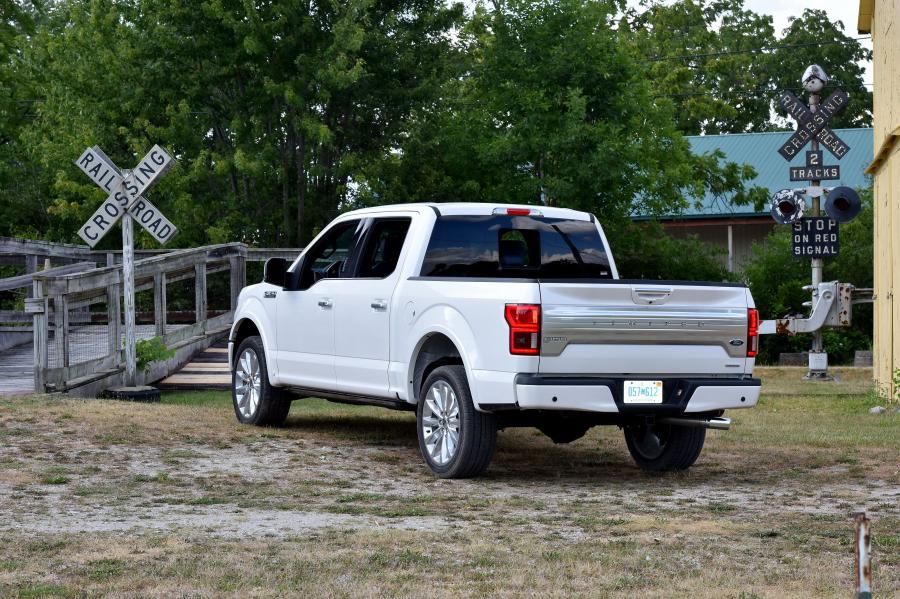  Ford F-150 Limited SuperCrew 2017 года  (фото 2 из 16)